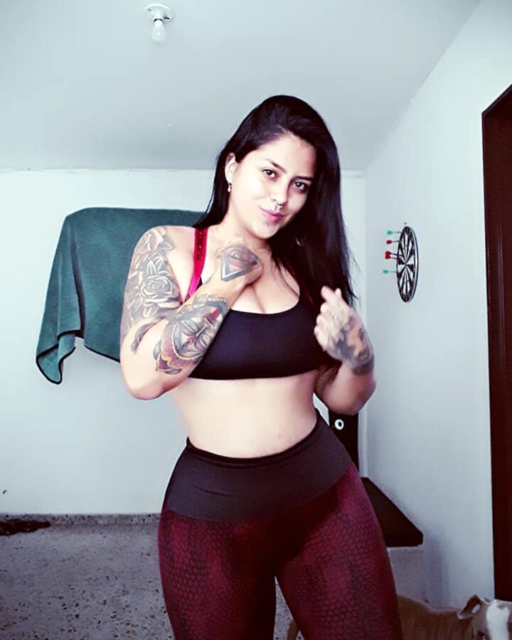 Alejandra, Latina sexy et sexy, seins riches, cul et tatouages