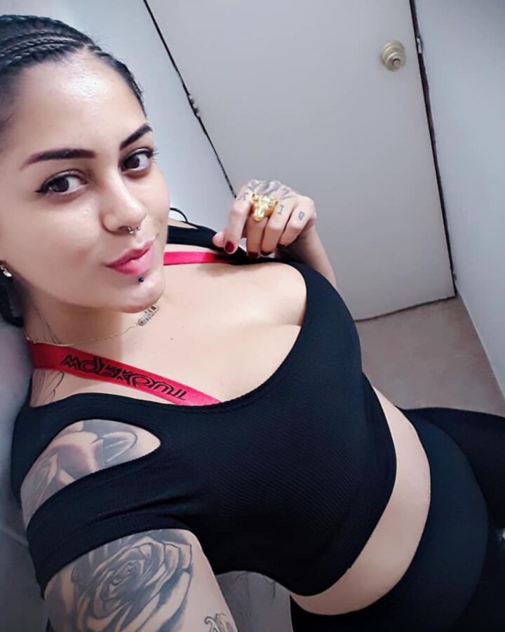 Alejandra, Latina sexy et sexy, seins riches, cul et tatouages