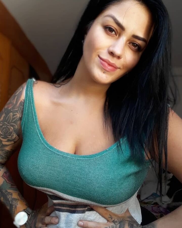 Alejandra, Latina sexy et sexy, seins riches, cul et tatouages