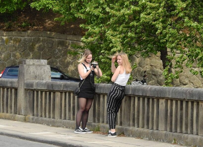 Dos amigas francesas calientes y sinceras en el parque