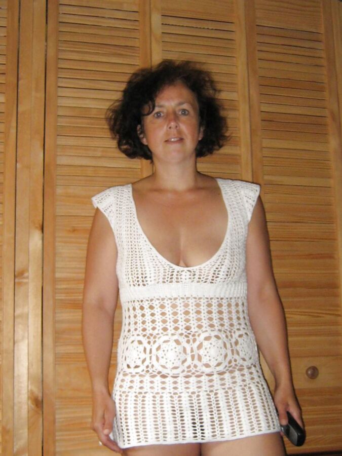 Claudine en robe blanche sexy