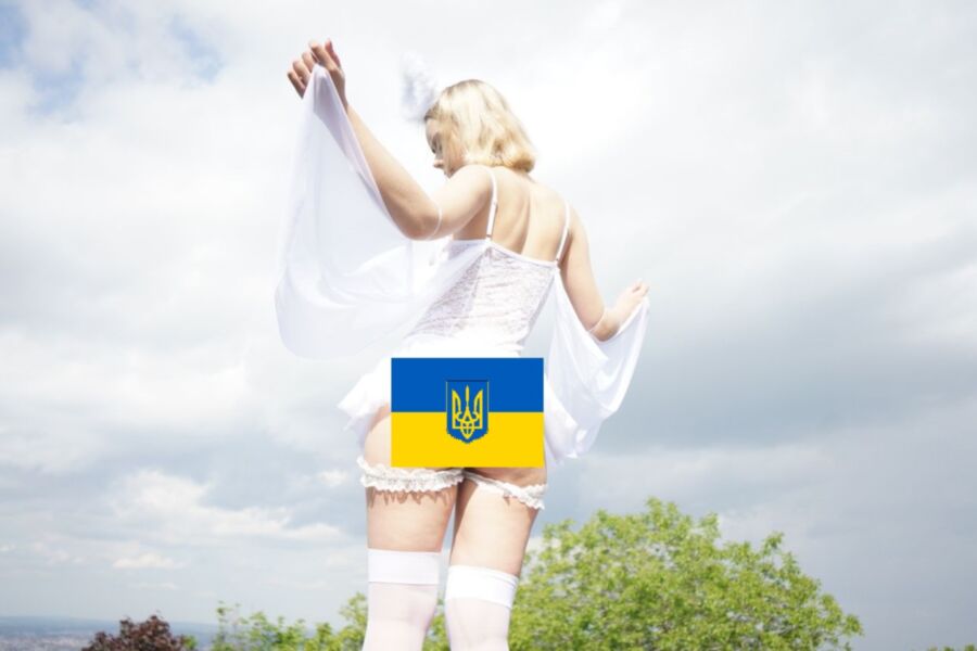 des stars du porno ukrainiennes censurées avec le drapeau ukrainien