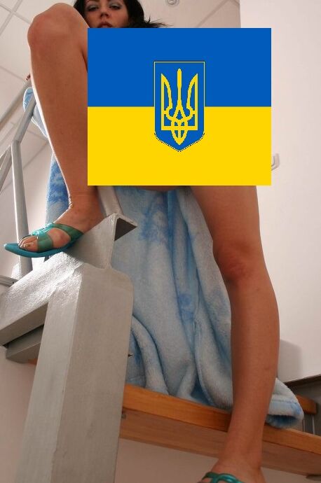 Ukrainische Pornostars mit ukrainischer Flagge zensiert