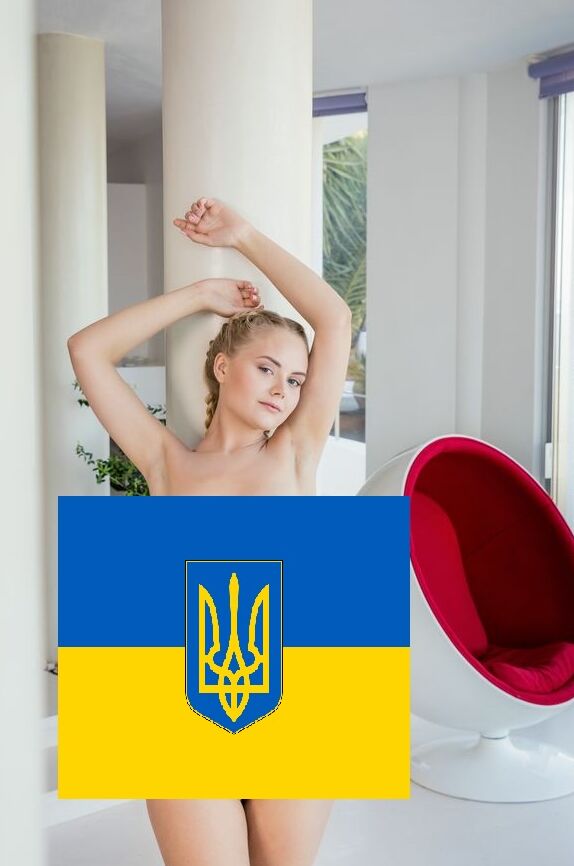 Ukrainische Pornostars mit ukrainischer Flagge zensiert