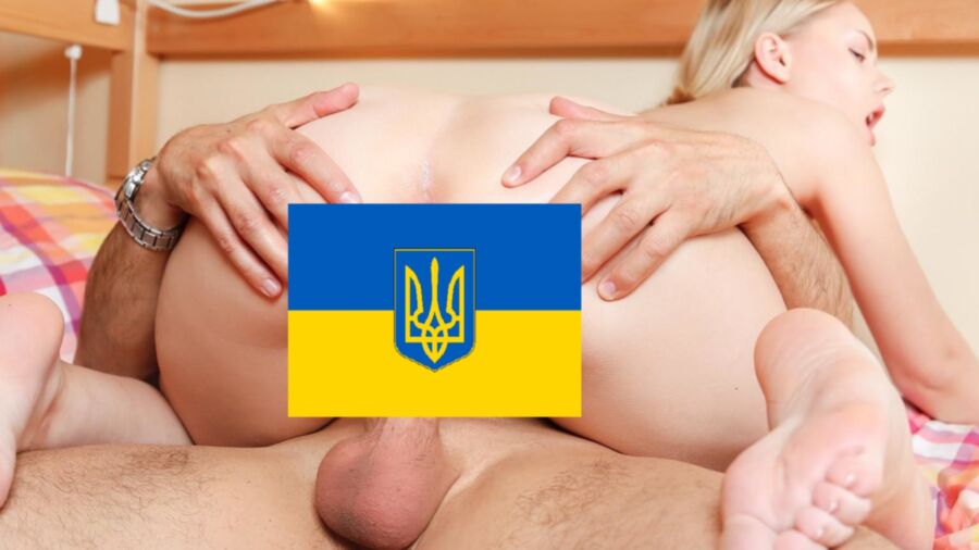 Ukrainische Pornostars mit ukrainischer Flagge zensiert