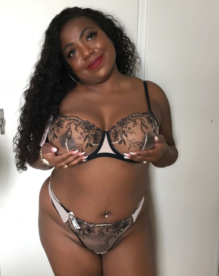 Curvy big tits amateur ebony