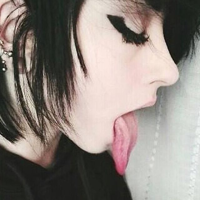 Chica emo alternativa sexy con lengua larga