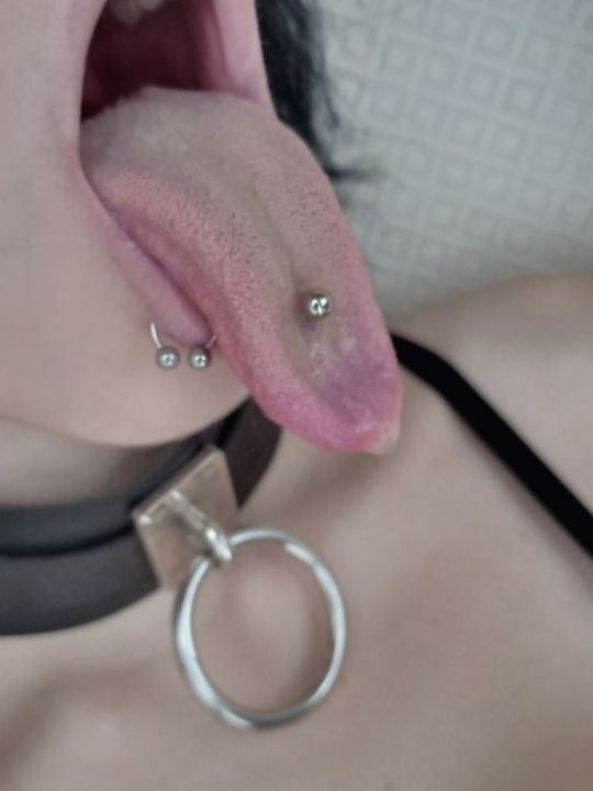 Chica emo alternativa sexy con lengua larga