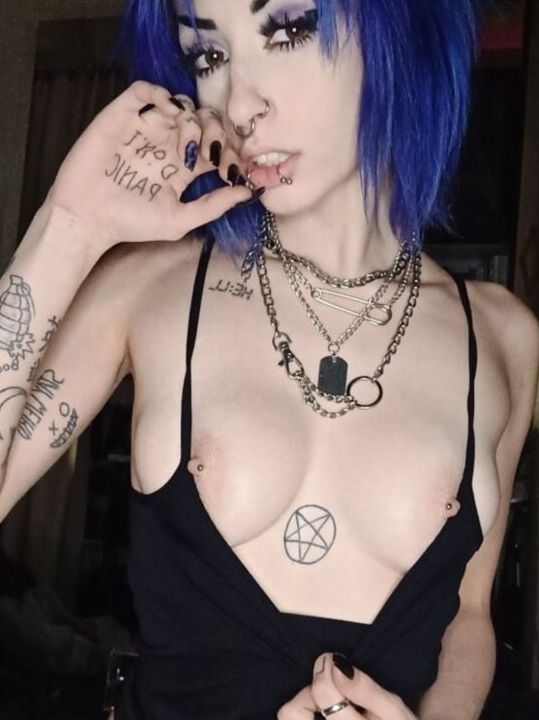 Chica emo alternativa sexy con lengua larga