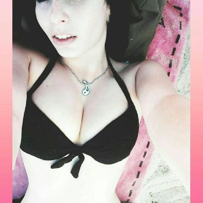 Chica emo alternativa sexy con lengua larga