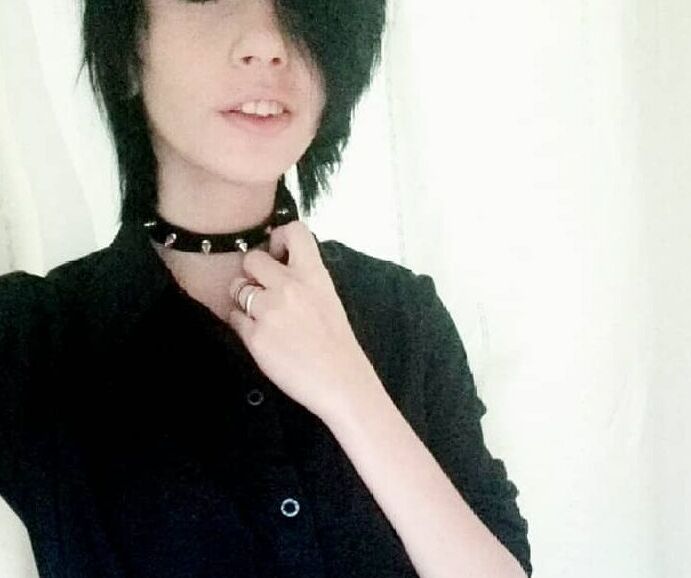 Chica emo alternativa sexy con lengua larga