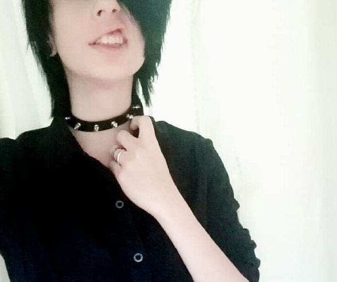 Chica emo alternativa sexy con lengua larga