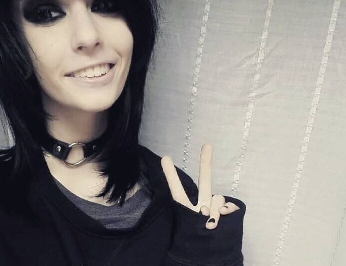 Chica emo alternativa sexy con lengua larga