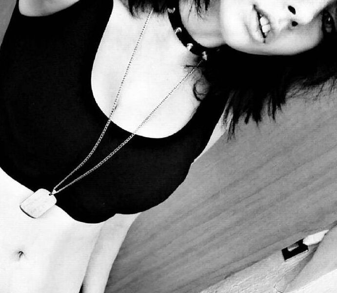 Chica emo alternativa sexy con lengua larga