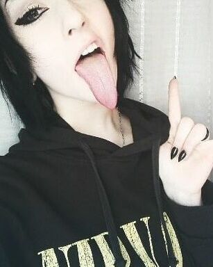 Chica emo alternativa sexy con lengua larga