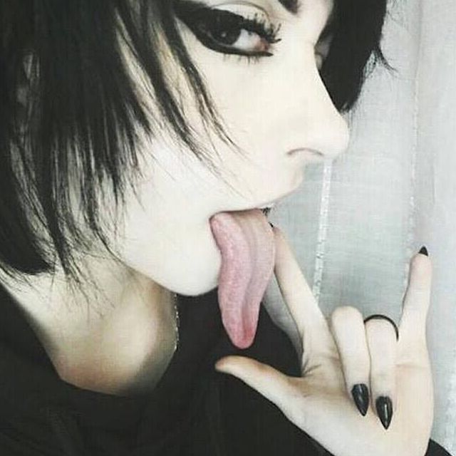 Chica emo alternativa sexy con lengua larga