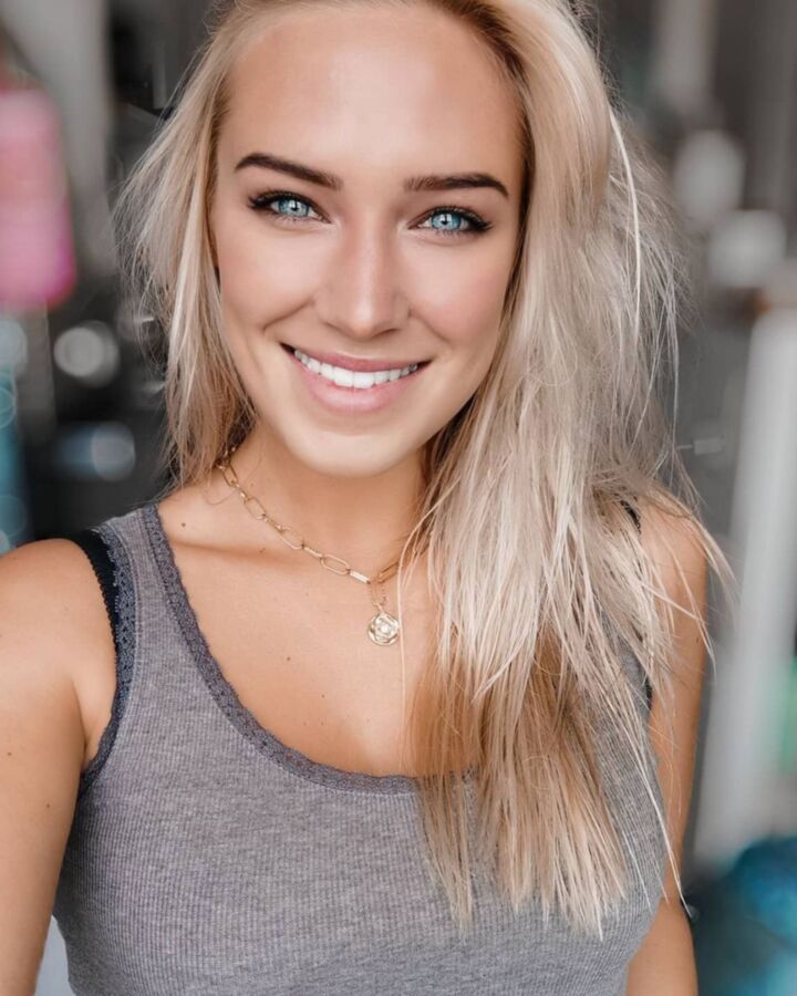 Eva Mikulski - Modèle français blond - Corps chaud