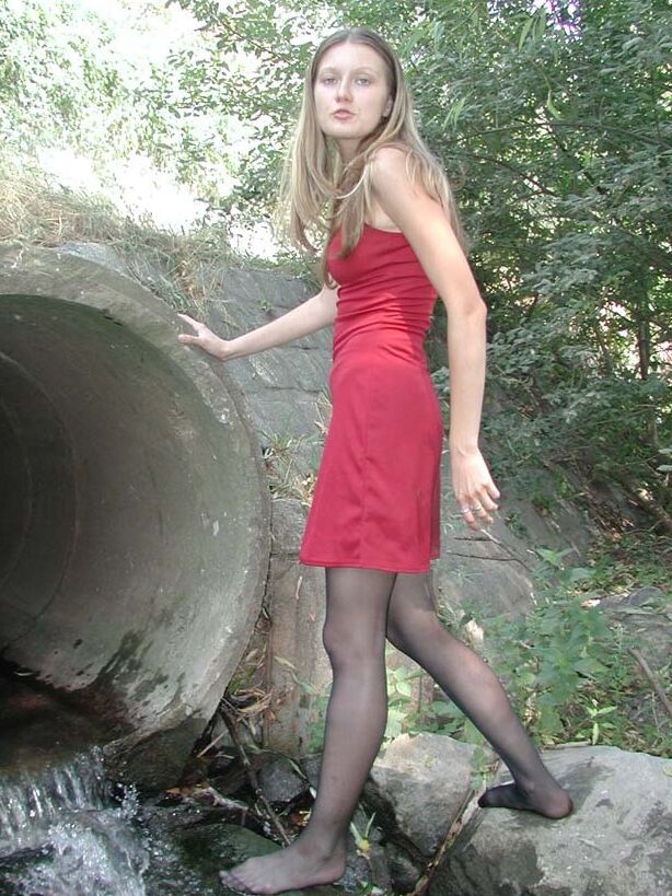 Nicole deutsches Teen in Strumpfhosen (Wasserrohr)