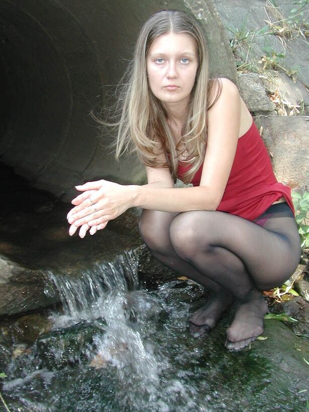 Nicole german teen in Pantyhose (Wasserrohr)