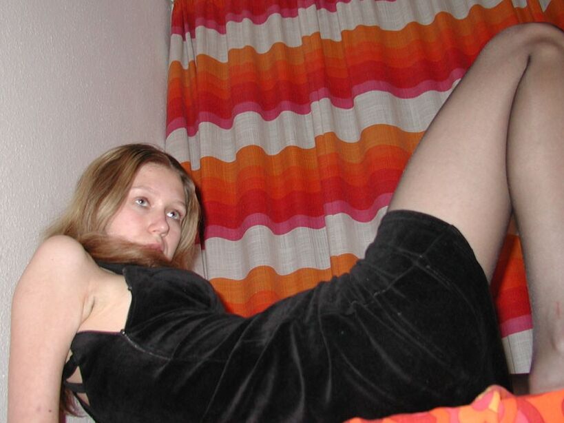 Nicole, une adolescente allemande en collants (Zimmer)