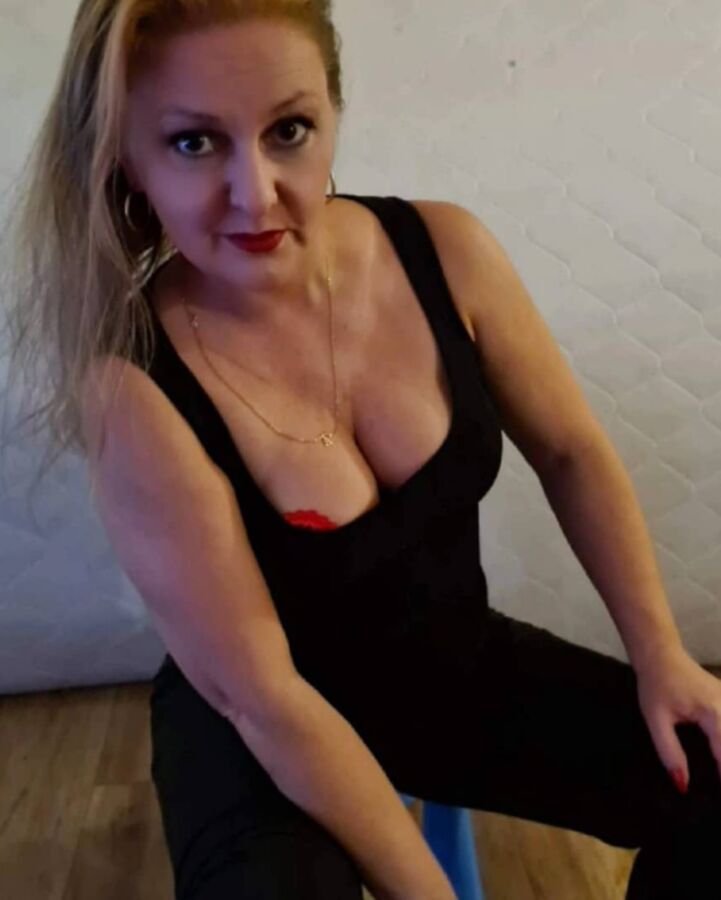 MILF from work invites me for fucking