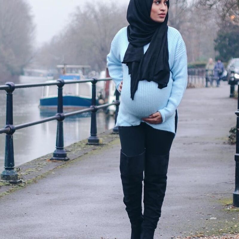 pregnant: beurette en hijab engrossee