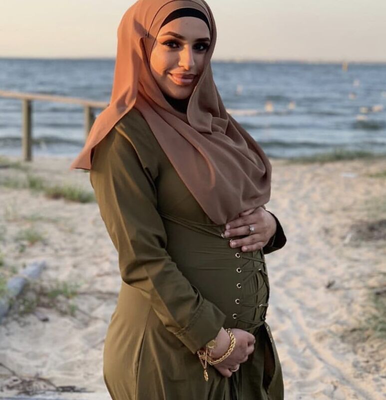 pregnant: beurette en hijab engrossee