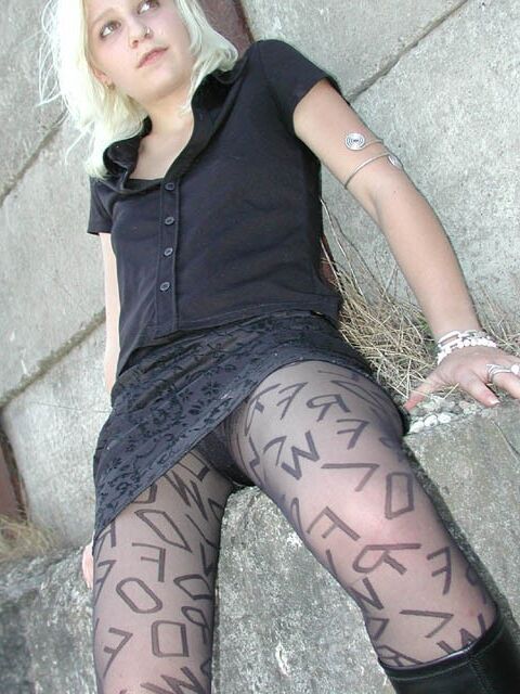 Sandra german teen in pantyhose (Buchstaben)