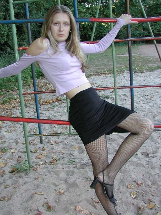 Nicole deutsches Teen in Strumpfhosen (Spielplatz)