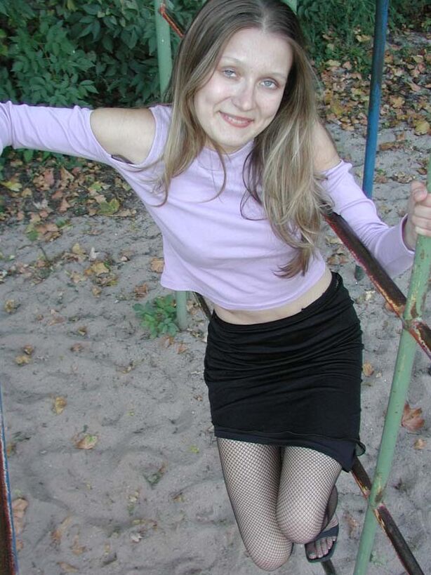 Nicole, une adolescente allemande en collants (Spielplatz)