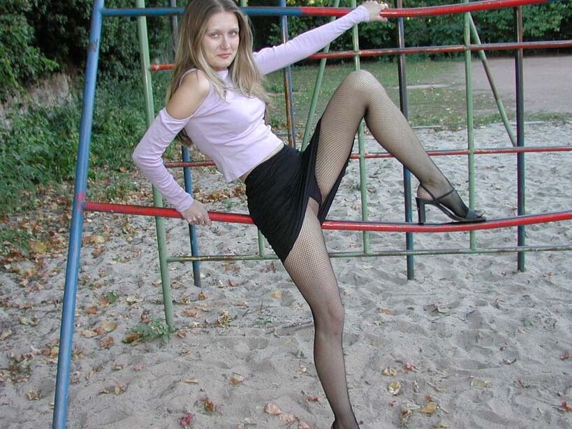 Nicole deutsches Teen in Strumpfhosen (Spielplatz)