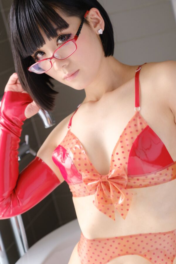 Eri Kitami en lingerie en latex rouge (ensemble d'images complet)