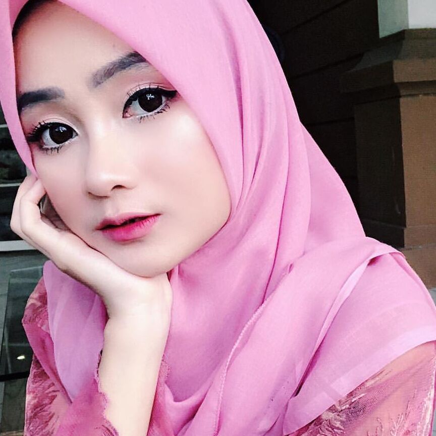 Vollbusige indo-malaiische Hijab-Mischung