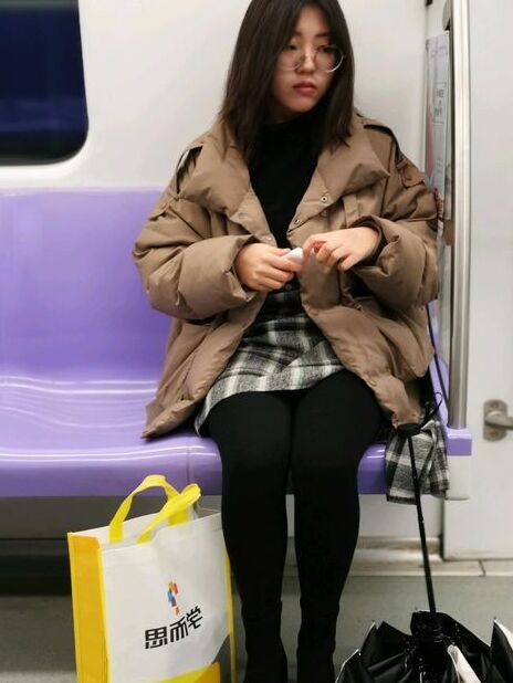 Las bellezas con gafas en el metro chino