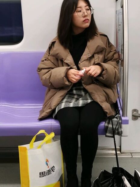 Las bellezas con gafas en el metro chino