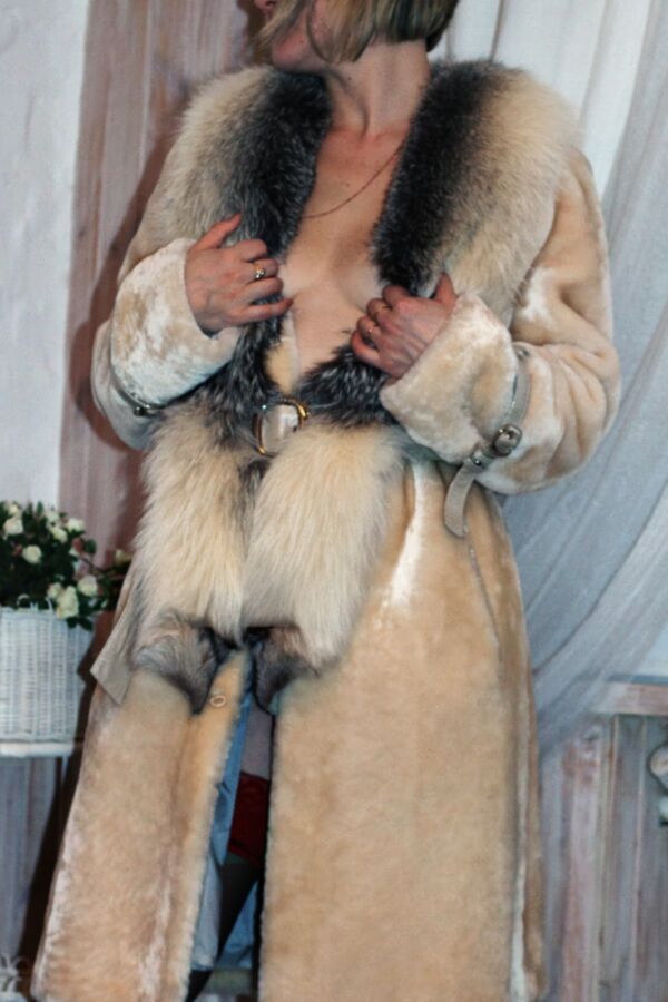 Nude mature in fur coat