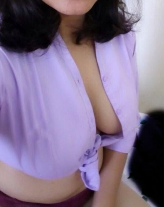 Indian downblouse and tit flashing