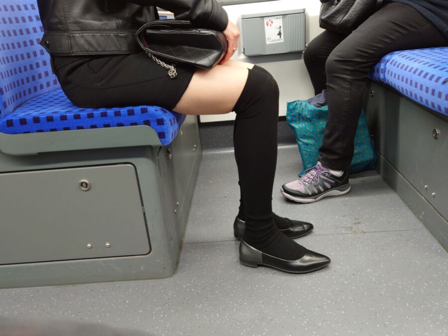 Sehr schöne Kniestrümpfe in spitzen flachen Schuhen