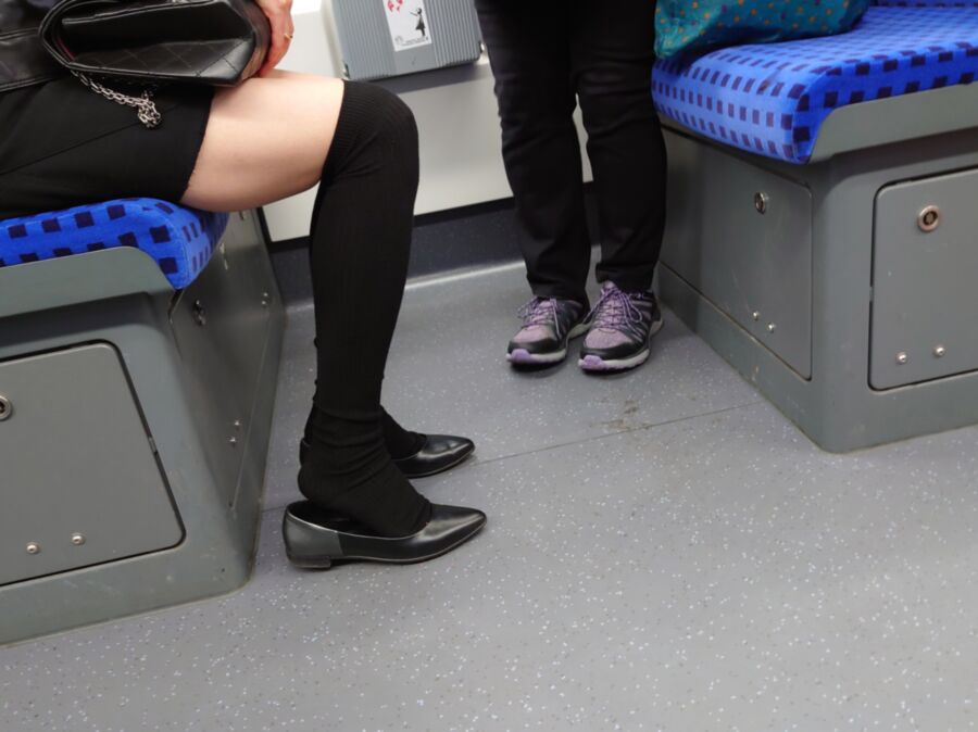 Très belles chaussettes aux genoux en chaussures plates pointues