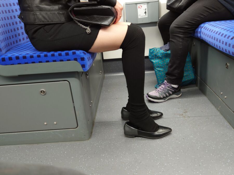 Sehr schöne Kniestrümpfe in spitzen flachen Schuhen