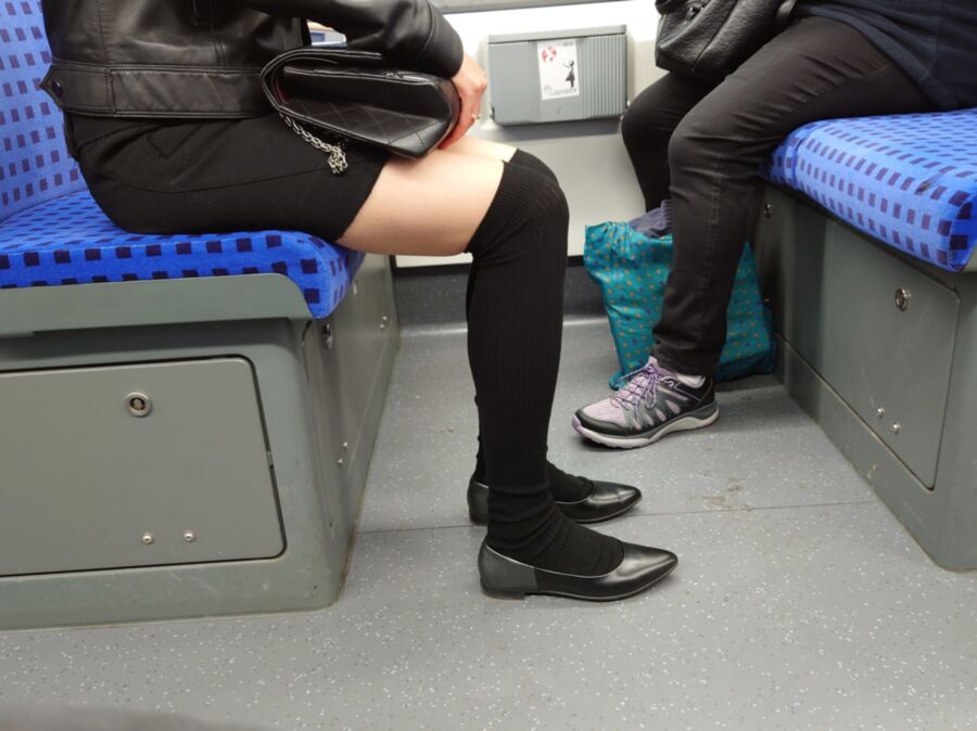 Sehr schöne Kniestrümpfe in spitzen flachen Schuhen