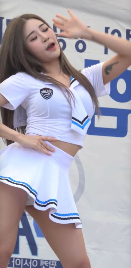 Bomi está muy buena y sus bragas también.