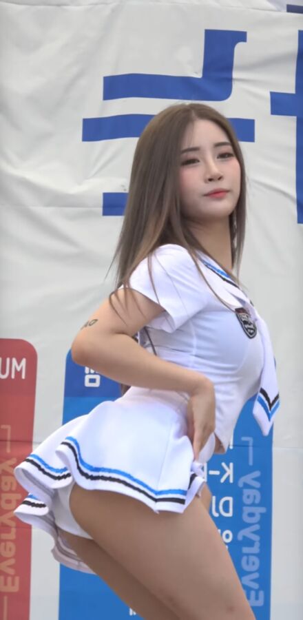 Bomi est si chaude et sa culotte aussi