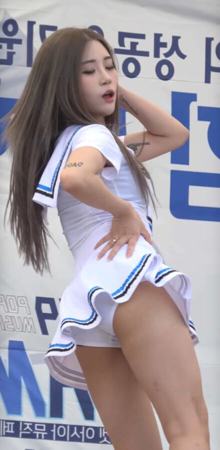 Bomi está muy buena y sus bragas también.