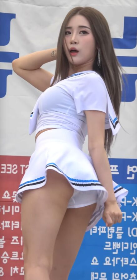 Bomi est si chaude et sa culotte aussi