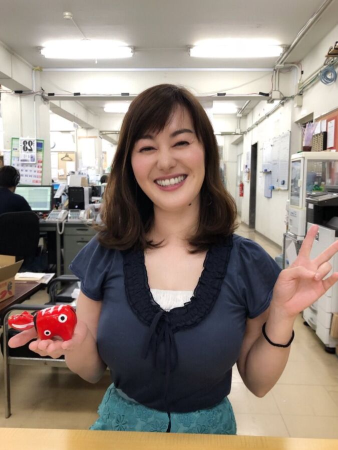 Tomoka Takenaka Tetas Grandes Locutor de Notícias Japonesas