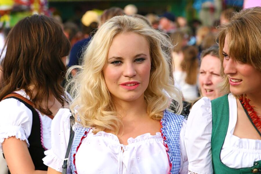 Fesche Madln im Dirndl zum Dreihundertsechsundzwanzigst`n