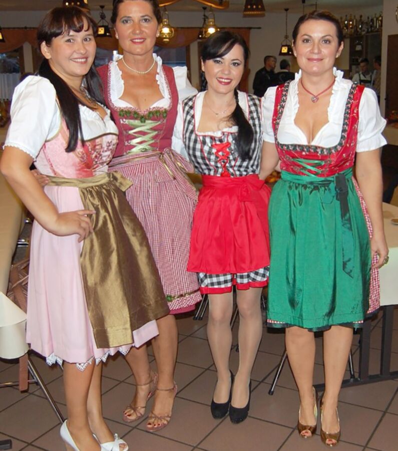 Fesche Madln im Dirndl zum Dreihundertsechsundzwanzigst`n