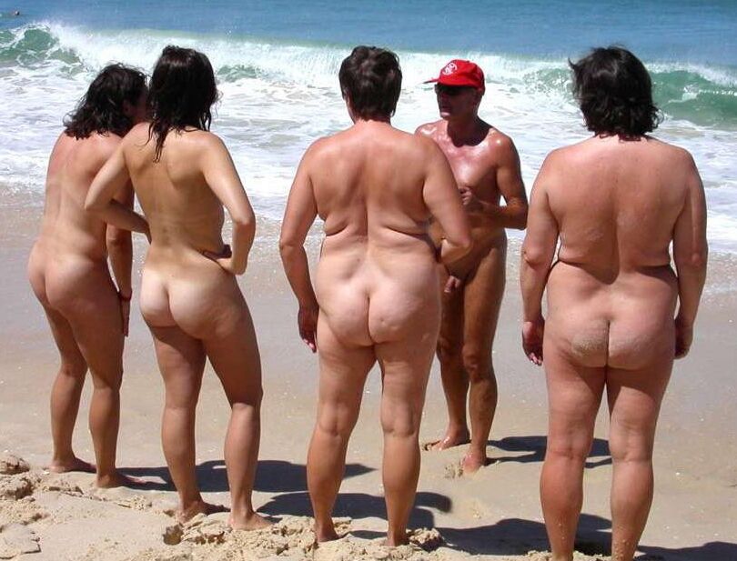 Bellezas en topless en la playa - - Mujeres maduras