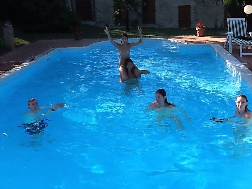 Vacances avec amis et poolparty